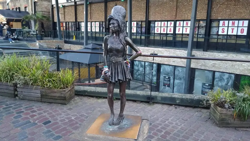 Amy Winehouse Statue