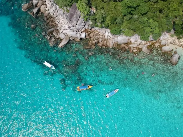 Beautiful turquoise waters, the marvel of the Perhentian Islands.