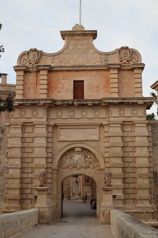 Vue de la porte de Mdina.