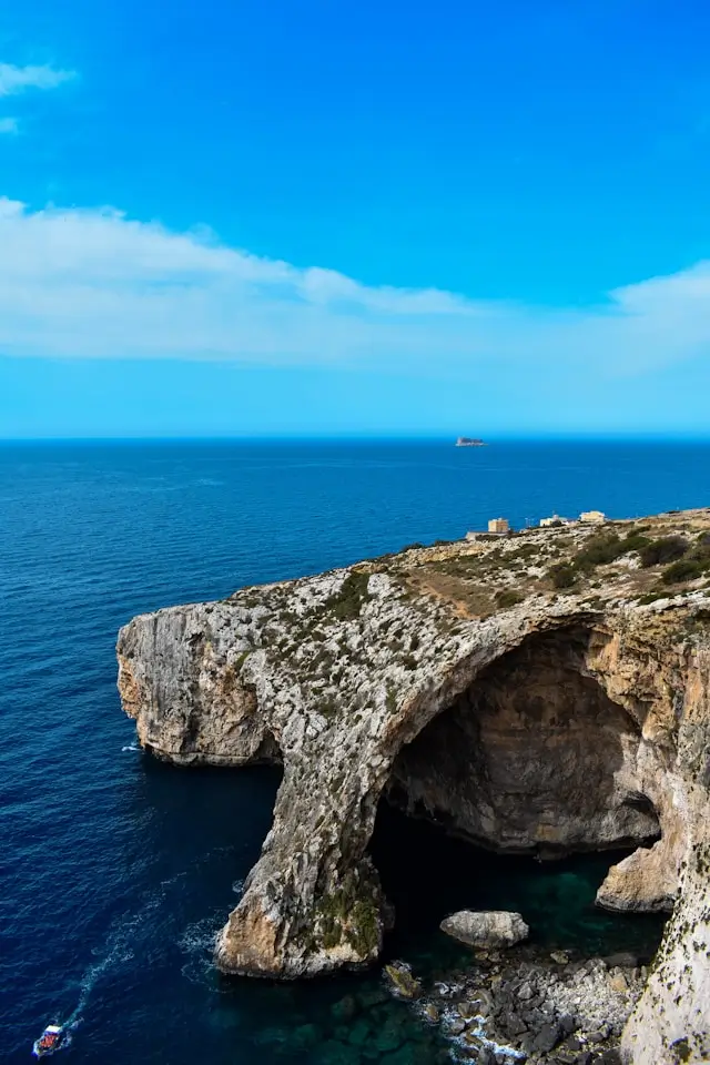 Avec cette vue imprenable sur la Blue Grotto, nous pouvons seulement imaginer la beauté des grottes marines.