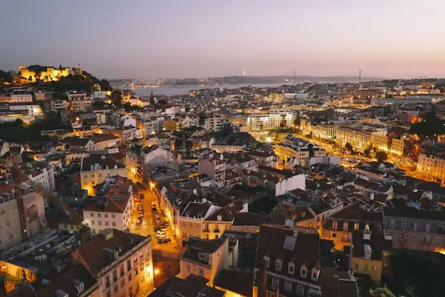 Vue aérienne de Lisbonne au coucher du soleil.