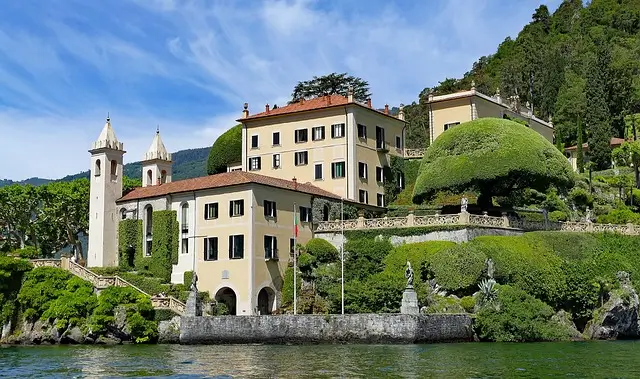 Beautiful Villa Balbianello set in the landscape.