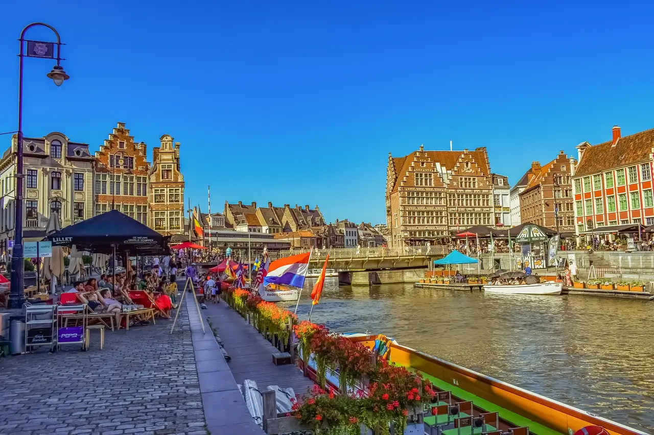 Promenade along the canals of Ghent